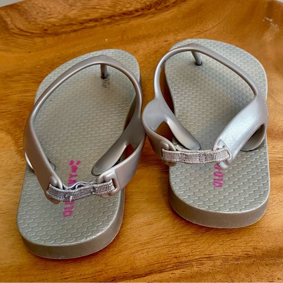 3 for $ 15 Old Navy Silver sandals - Picture 3 of 7
